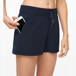 NWT Lululemon On The Fly MR Short 2.5" Size 10 Navy